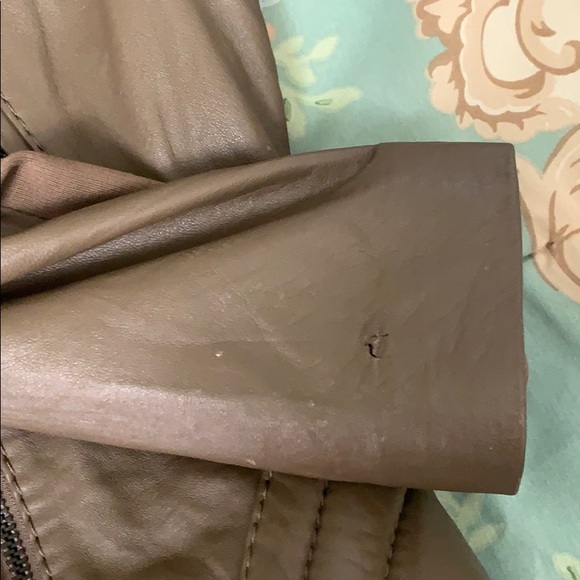 A leather jacket - Picture 3 of 5